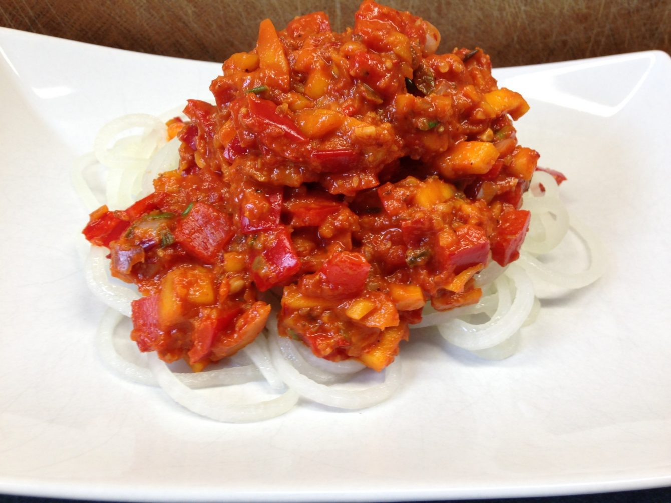 Rettich Nudeln mit Mango Walnuss Paprika Dattel Ingwer Soße