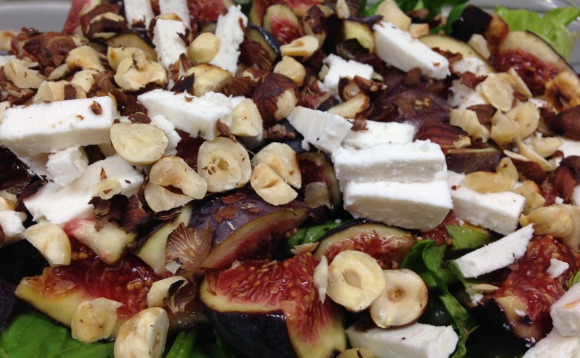 Blattsalat mit frischen Feigen, Haselnüssen und Ziegenkäse