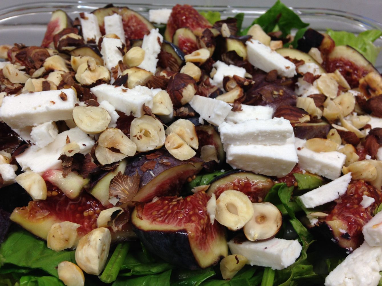 Blattsalat mit frischen Feigen, Haselnüssen und Ziegenkäse