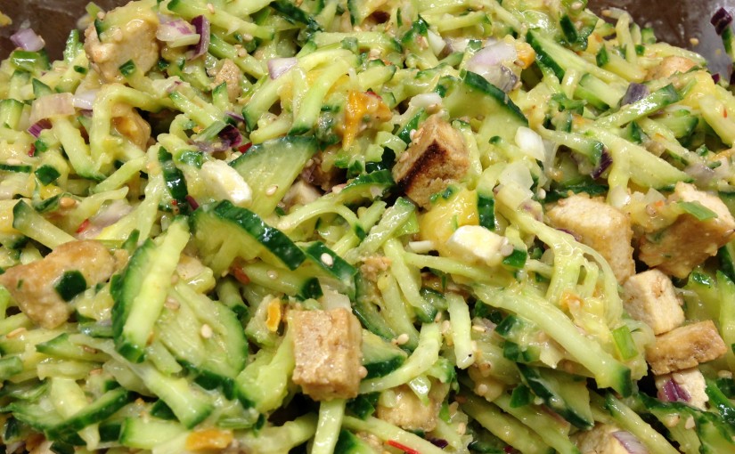 Gurken Mango Salat mit gebratenem Sesam Tofu und Erdnuss Chili Dressing