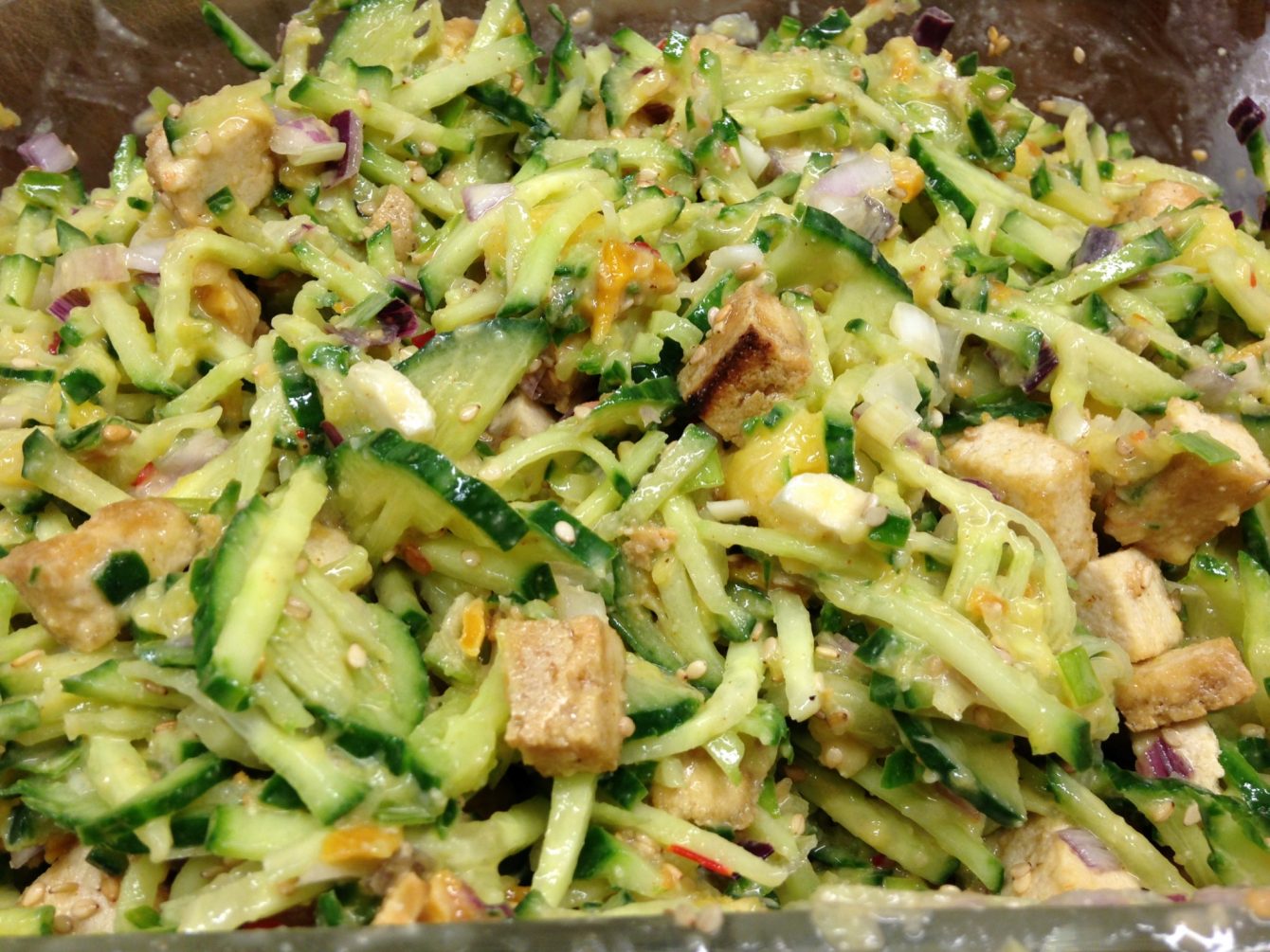 Gurken Mango Salat mit gebratenem Sesam Tofu und Erdnuss Chili Dressing