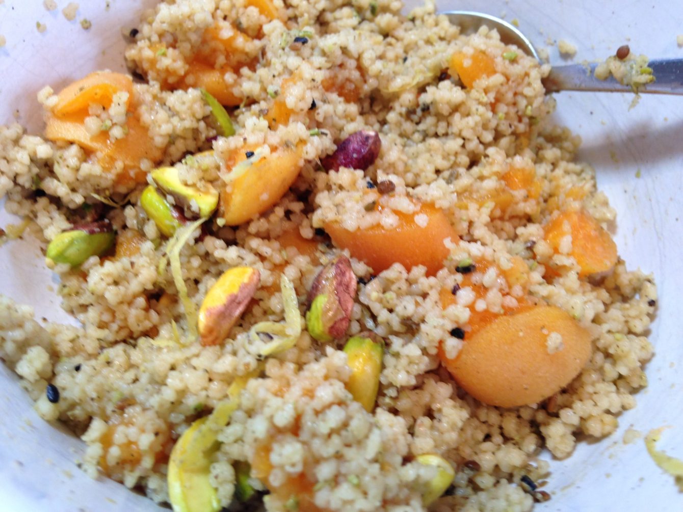 Zitronen Couscous mit Aprikosen, Pistazien und Minze