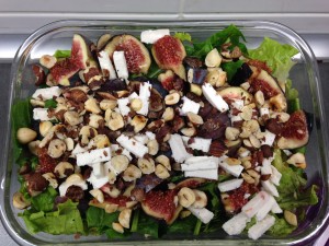 Blattsalat mit frischen Feigen, Haselnüssen und Ziegenkäse