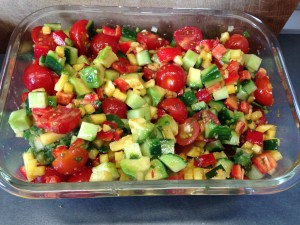 Tomaten Gurken Mango Salat mit Avocado und mariniertem Sesam Tofu
