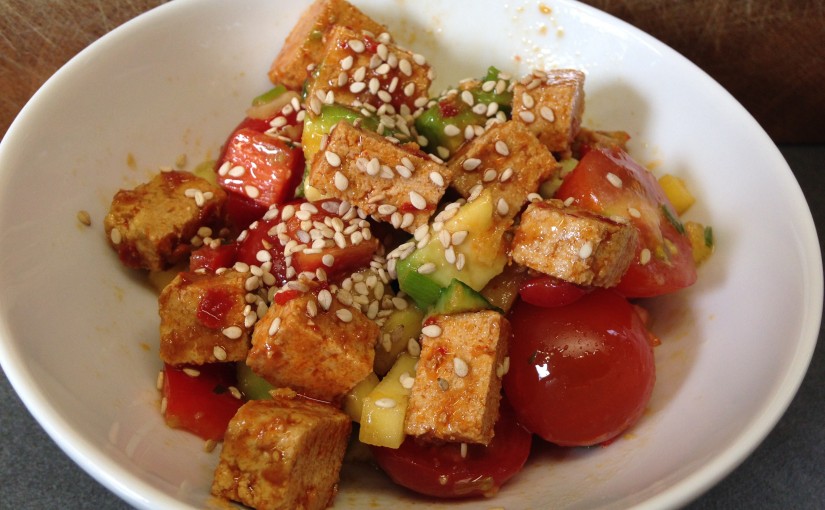 Tomaten Gurken Mango Salat mit Avocado und mariniertem Sesam Tofu