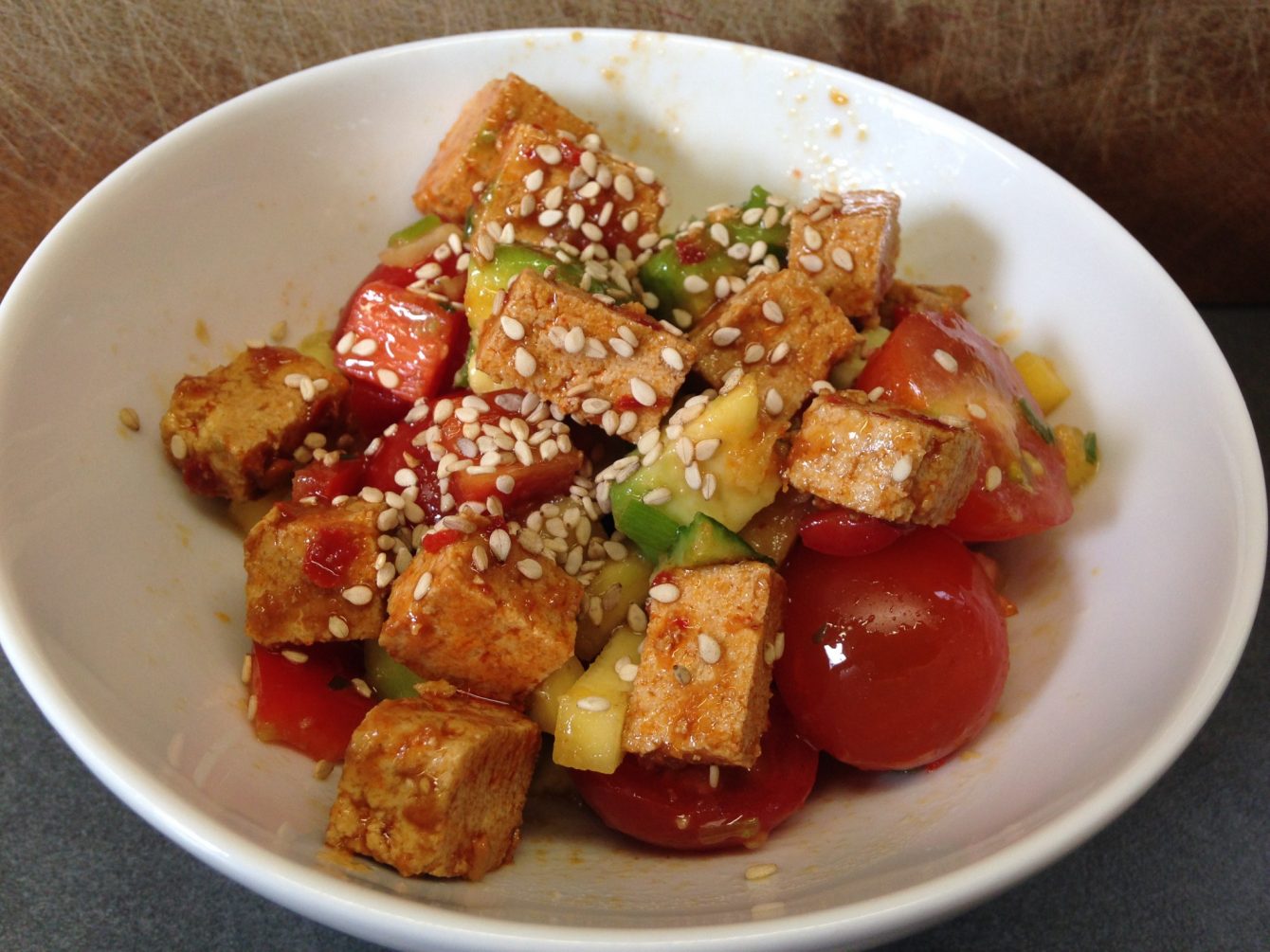 Tomaten Gurken Mango Salat mit Avocado und mariniertem Sesam Tofu