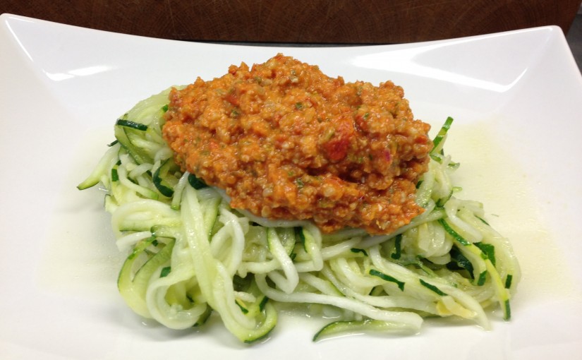 Zucchini Spaghetti mit Tomatenpesto