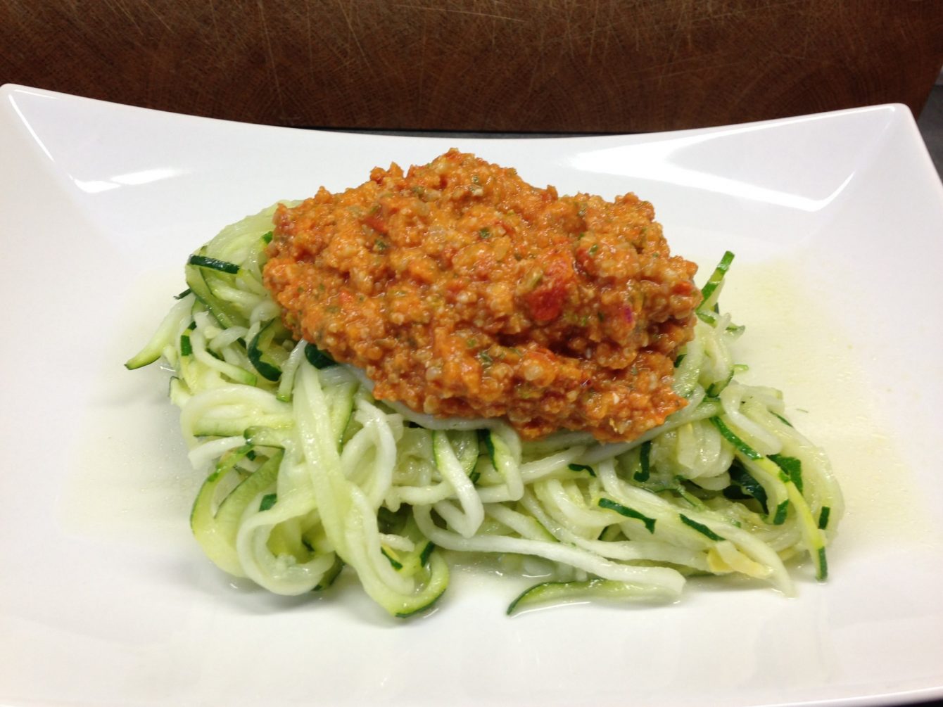 Zucchini Spaghetti mit Tomatenpesto