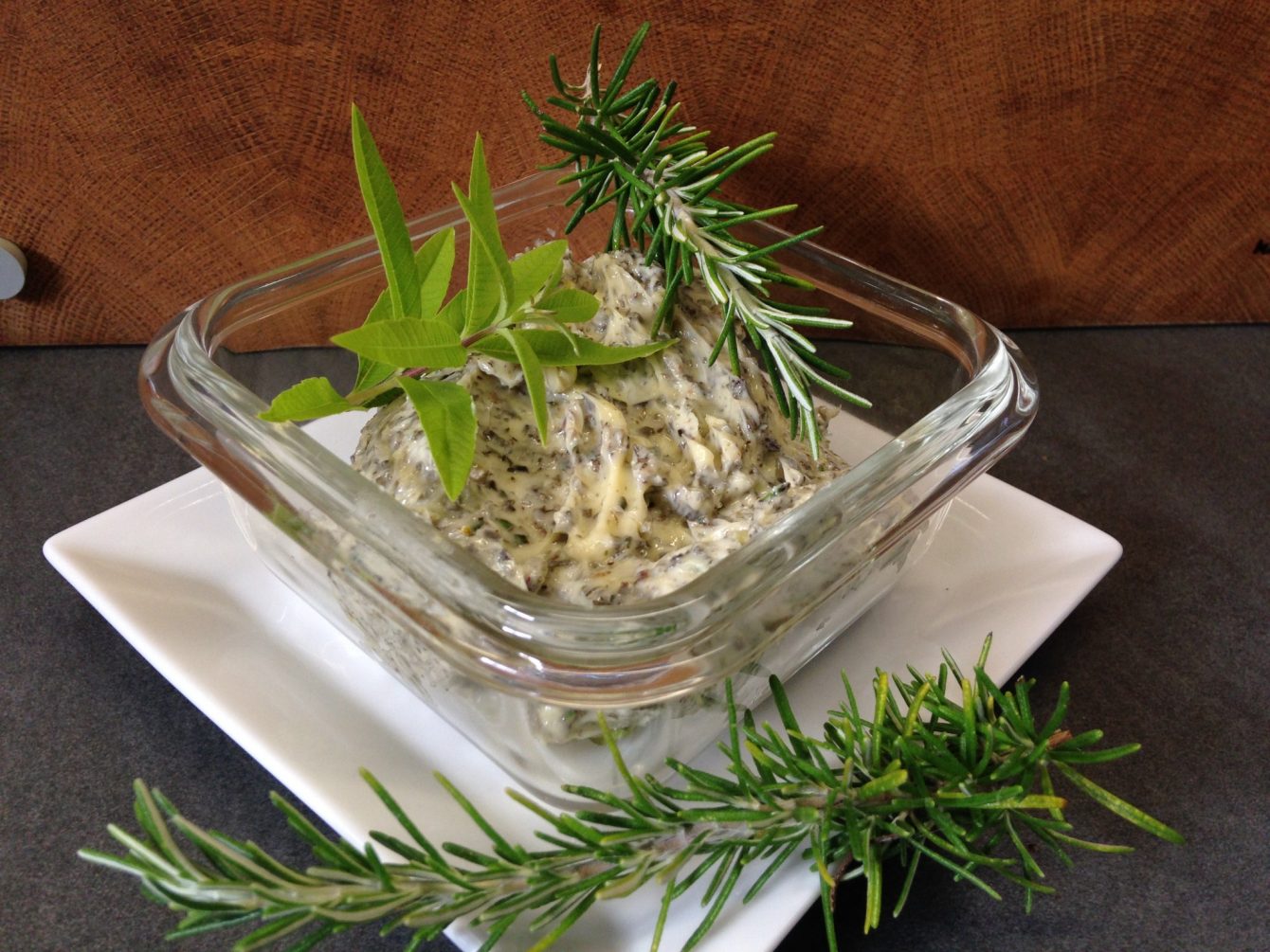 Rosmarin Zitronen Butter mit Knoblauch