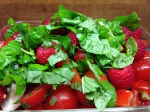 Tomaten Himbeer Salat mit Büffelmozarella und Basilikum