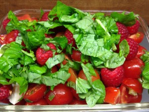 Tomaten Himbeer Salat mit Büffelmozarella und Basilikum