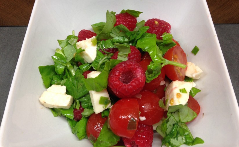 Tomaten Himbeer Salat mit Büffelmozarella und Basilikum