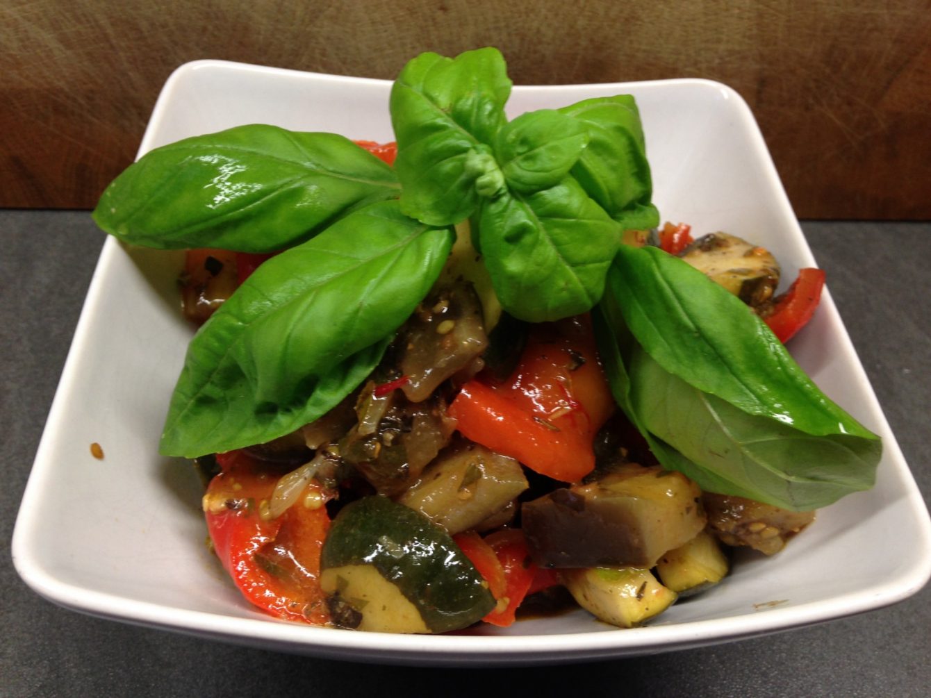 Auberginen Zucchini Gemüse mit Kräuterkartoffeln