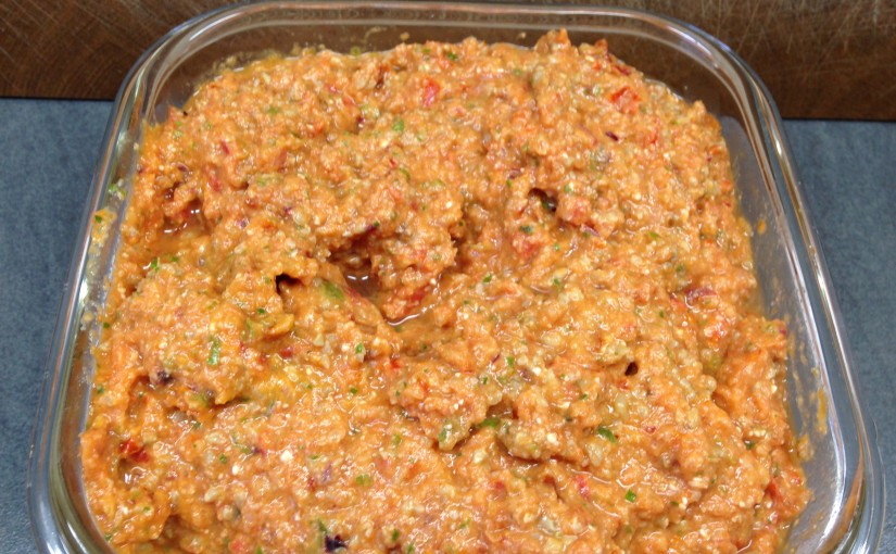 Tomatenpesto mit Sonnenblumenkernen, Ziegenkäse und Majoran