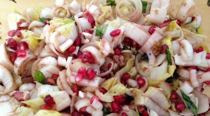 Chicorée Salat mit Walnüssen und Granatapfelkernen