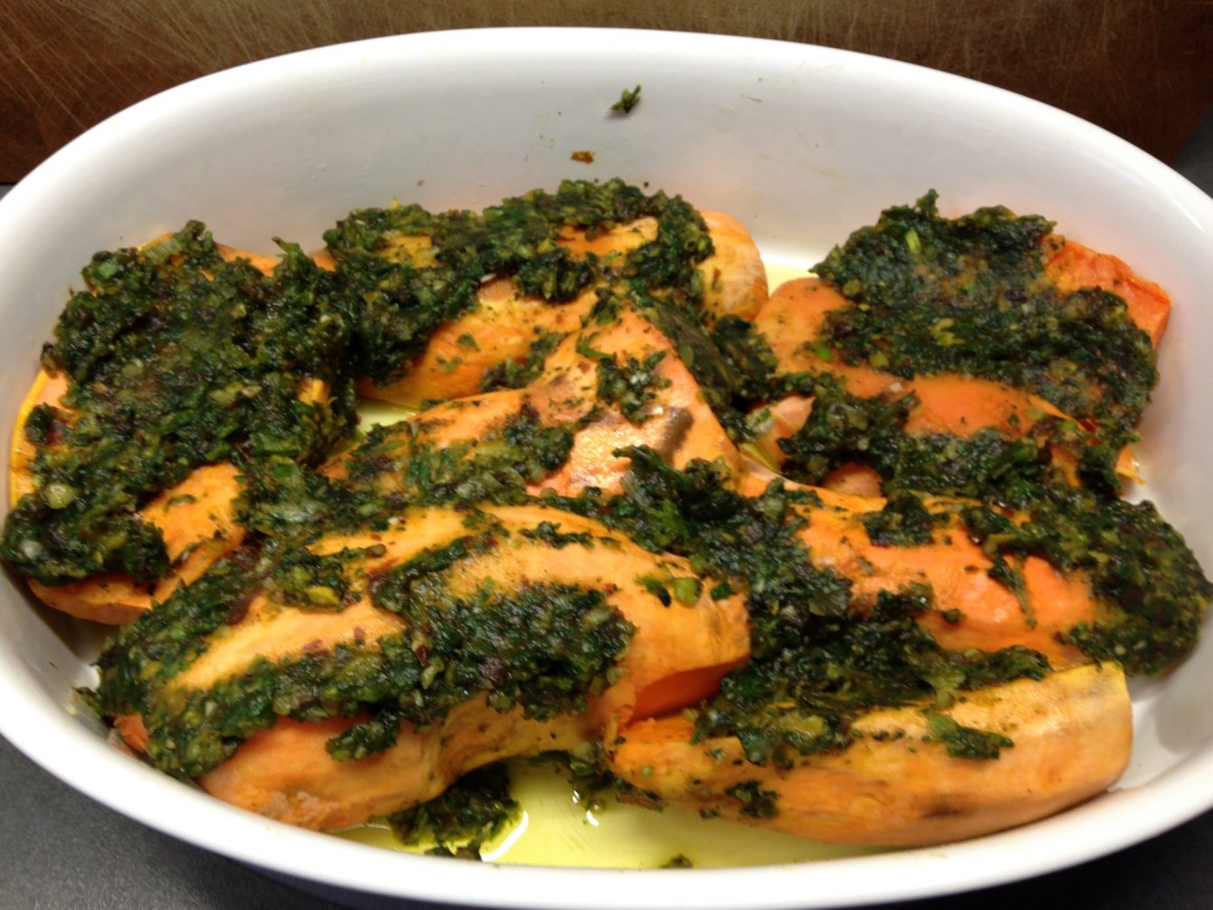 Süßkartoffel mit Dattel Koriander Pesto