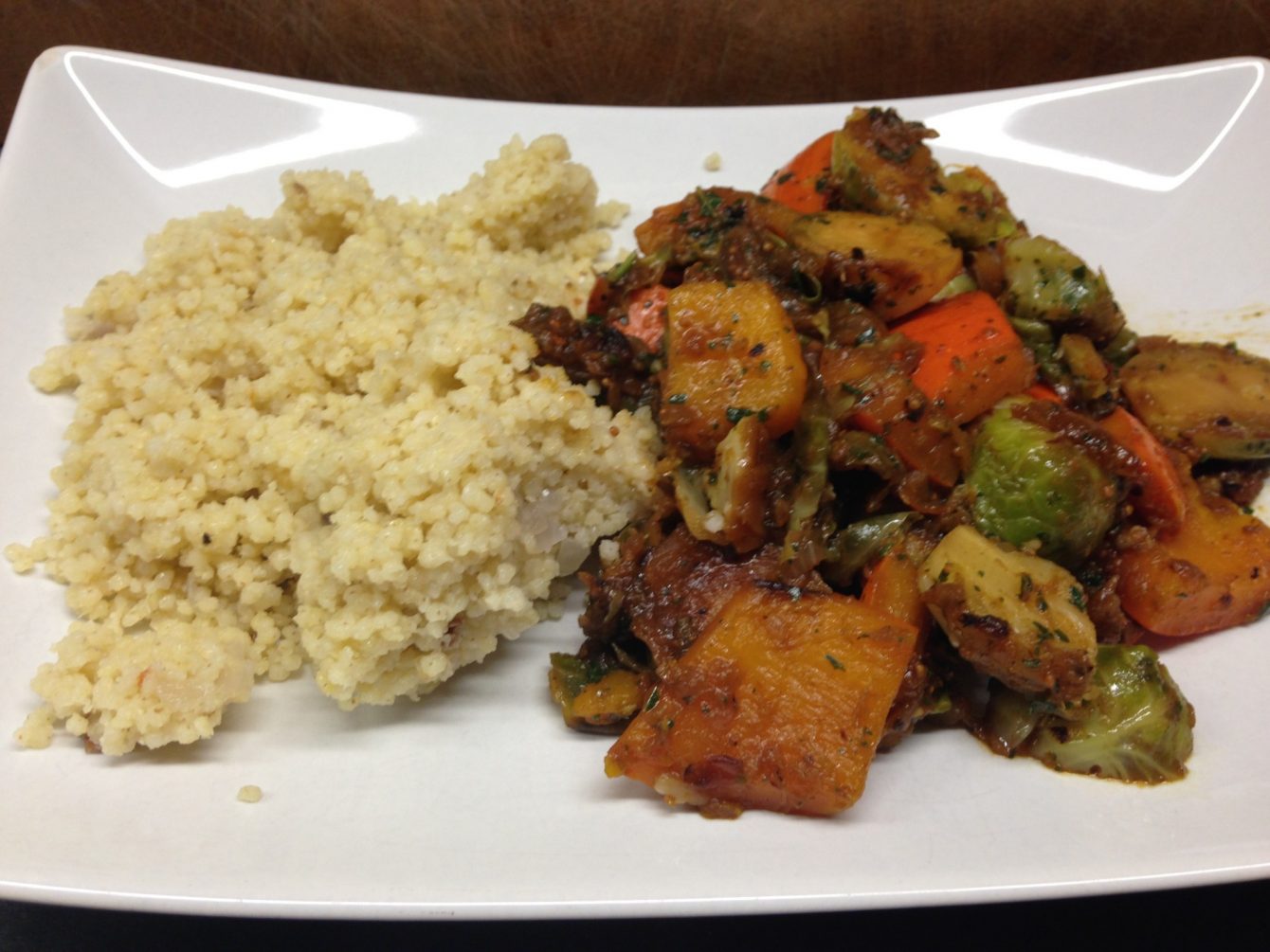 Kürbis Rosenkohl Gemüse mit Feigen und Minze Mit Gewürzhirse