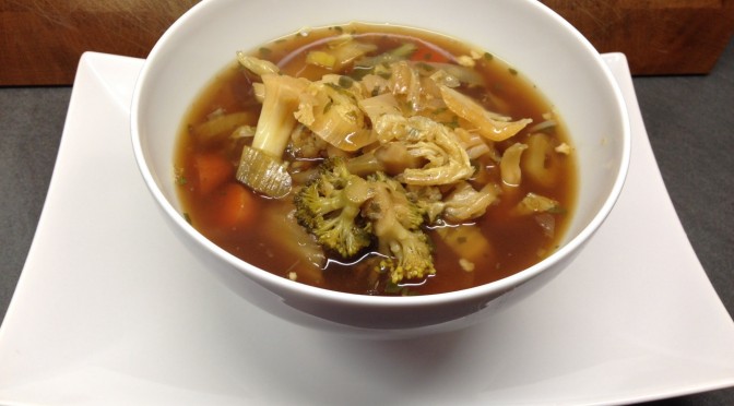 Asiatische Gemüsesuppe mit Chili und Koriander