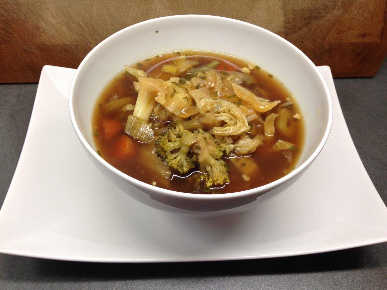 Asiatische Gemüsesuppe mit Chili und Koriander