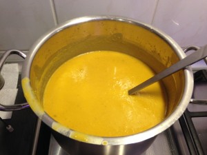 Erdnuss-Linsen Suppe mit Ketchup Manis