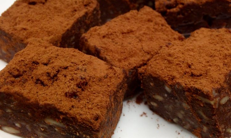 Vegane Brownies mit Datteln und Nüssen, glutenfrei