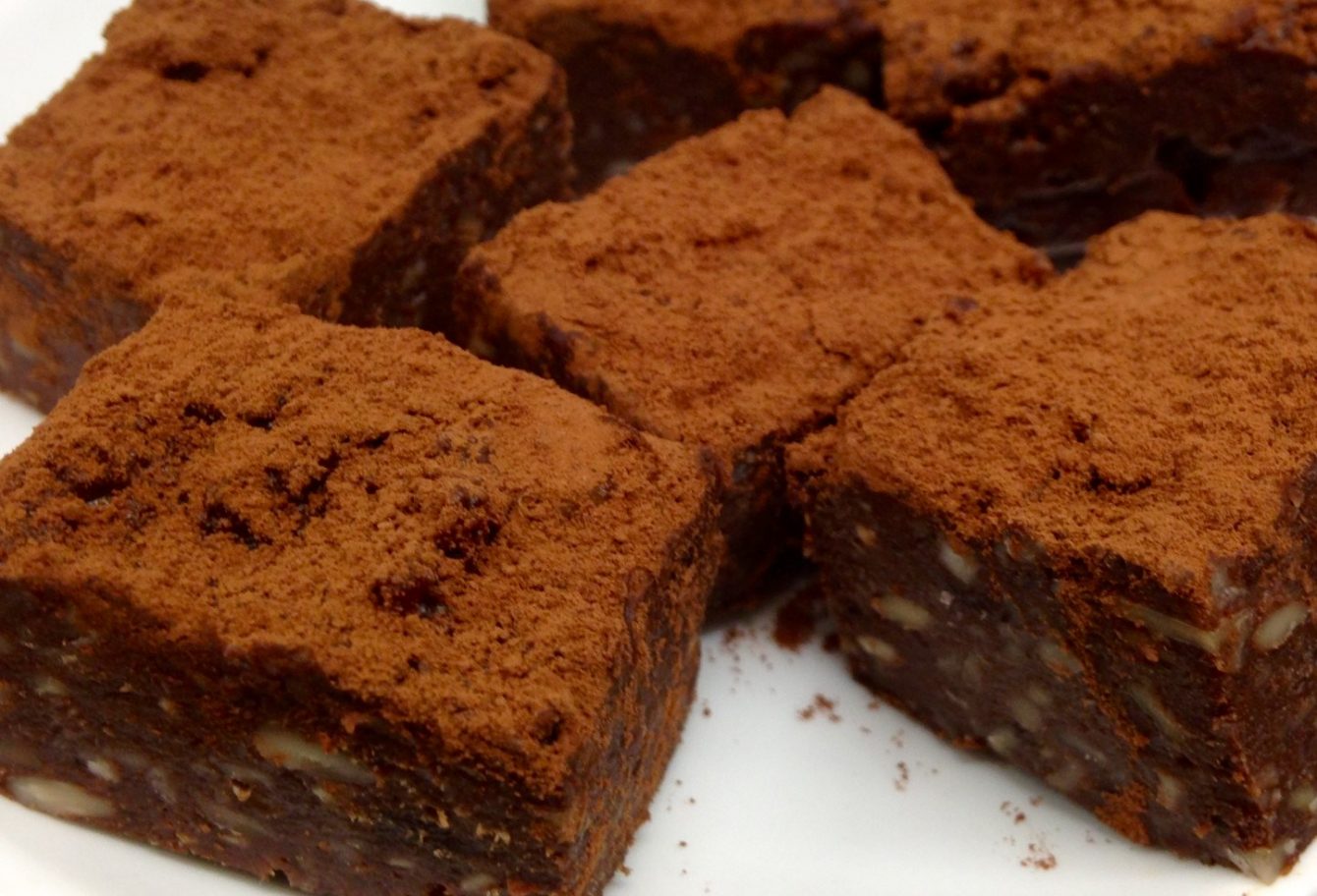 Vegane Brownies mit Datteln und Nüssen, glutenfrei