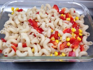 Nudelsalat mit Paprika und Mais mit Mandel Soja Limetten Dressing