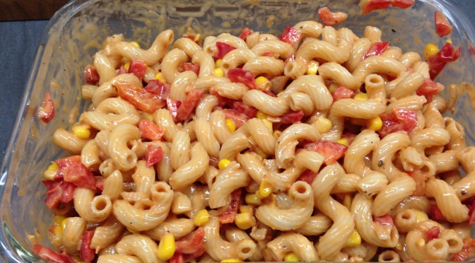 Nudelsalat mit Paprika und Mais mit Mandel Soja Limetten Dressing