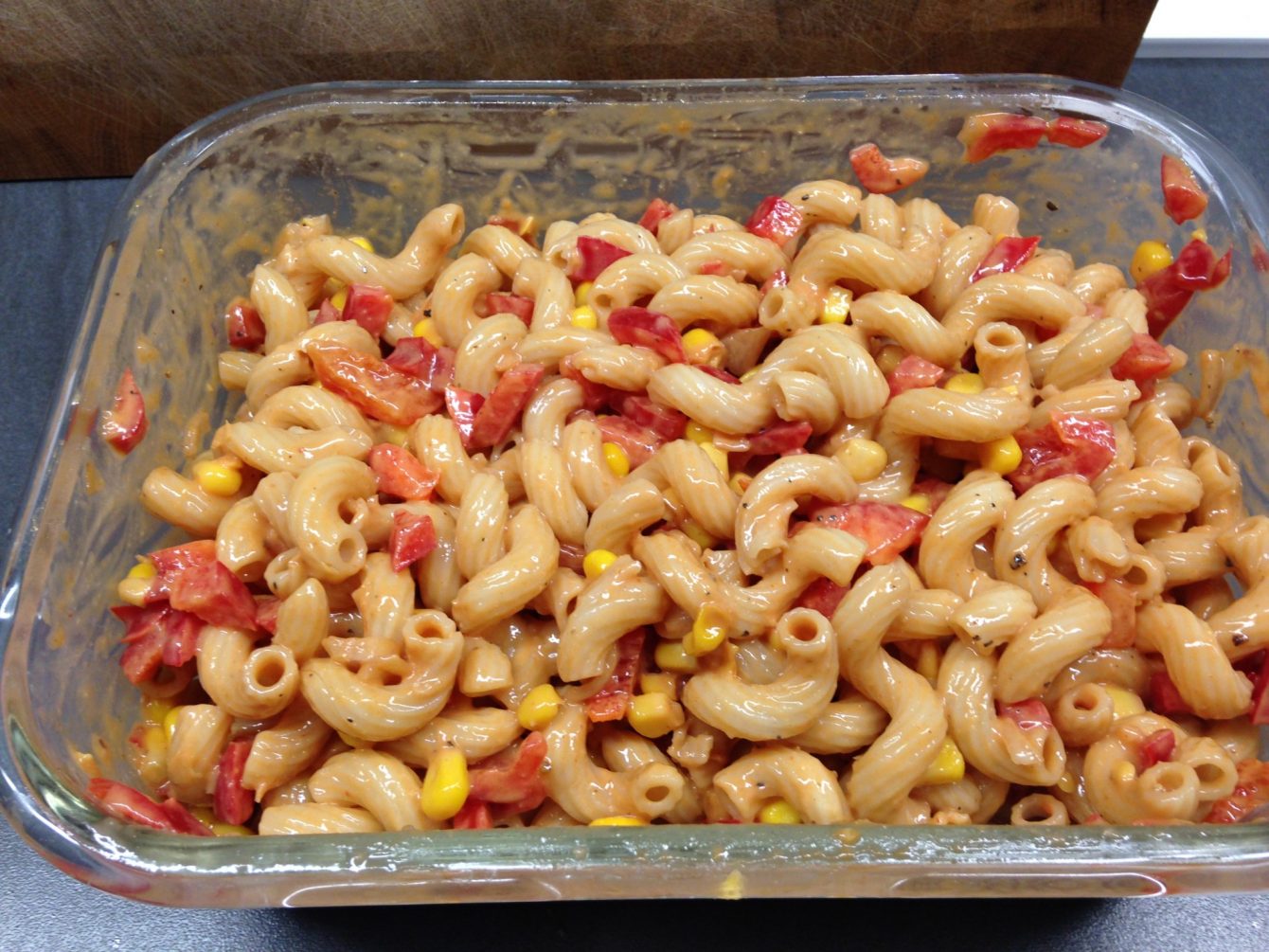 Nudelsalat mit Paprika und Mais mit Mandel Soja Limetten Dressing