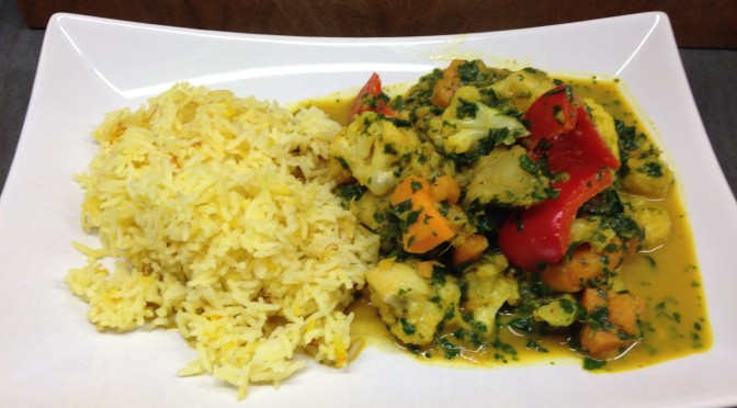 Blumenkohl Curry mit Süßkartoffeln, Spinat und Safran Reis