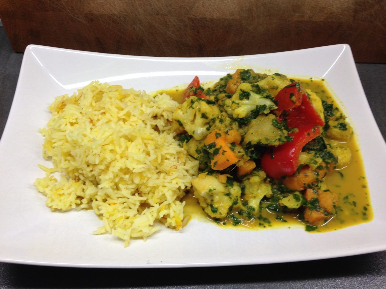 Blumenkohl Curry mit Süßkartoffeln, Spinat und Safran Reis