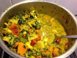 Blumenkohl Curry mit Süßkartoffeln, Spinat und Safran Reis