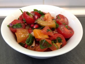 Der Tomatensalat mit Granatapfelkernen und frischer Minze