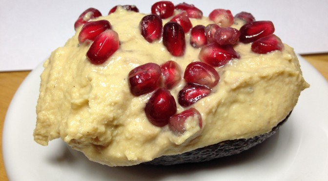 Gefüllte Avocado mit Linsenhumus und Granatapfelkernen