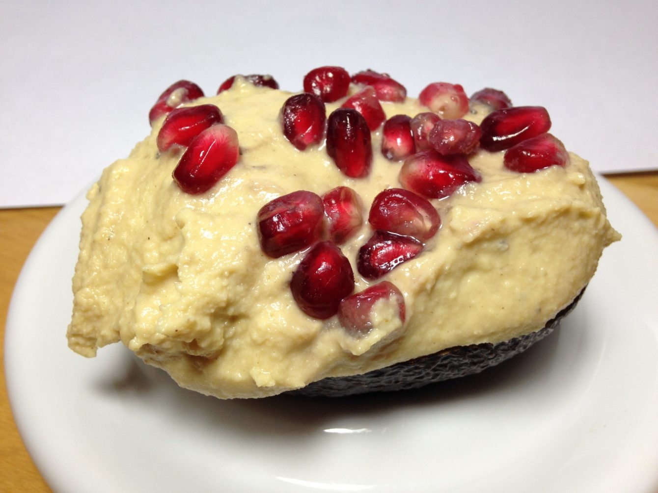 Gefüllte Avocado mit Linsenhumus und Granatapfelkernen
