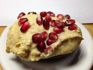 Gefüllte Avocado mit Linsenhumus und Granatapfelkernen