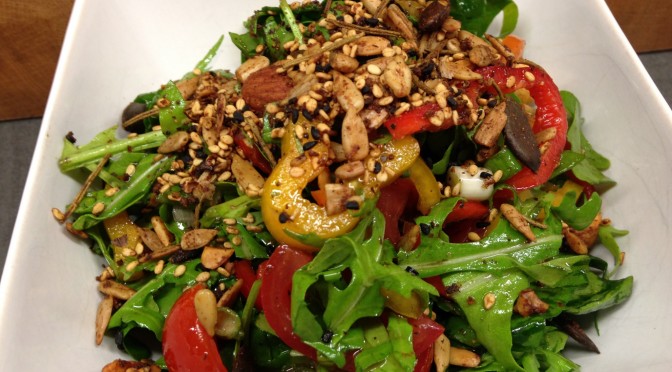 Ruccula Salat mit Tomaten, Paprika und gerösteten Nüssen