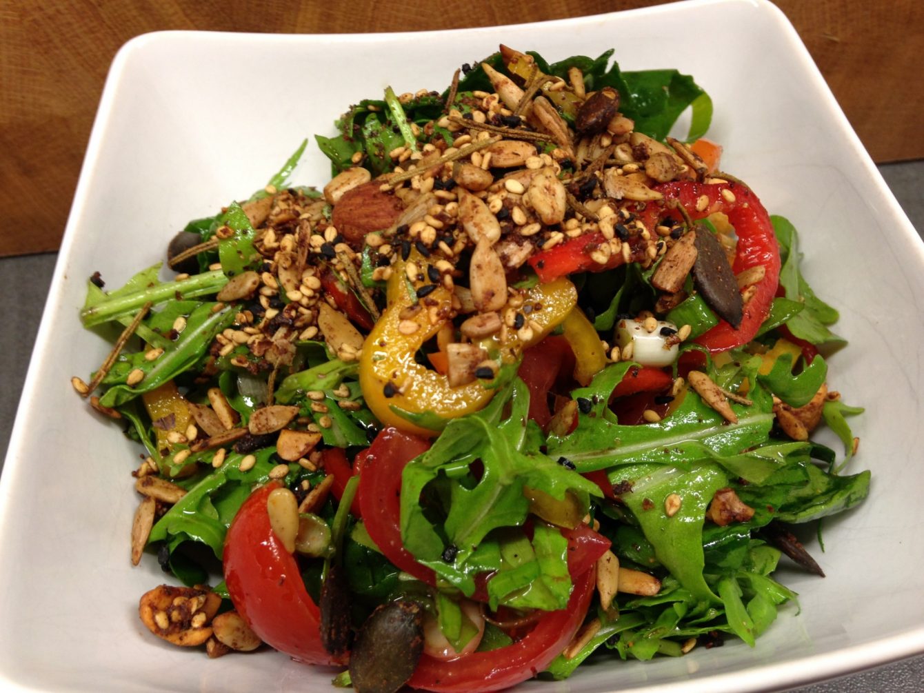 Ruccula Salat mit Tomaten, Paprika und gerösteten Nüssen