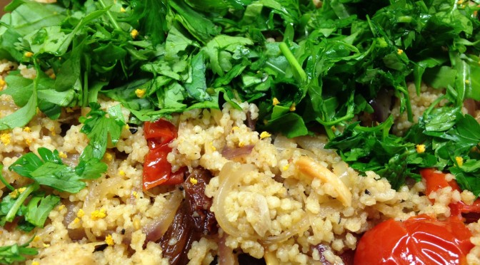Couscous mit gegrillten Tomaten, karamellisierten Honig Zwiebeln, Sultaninen, gerösteten Mandeln und Arganöl