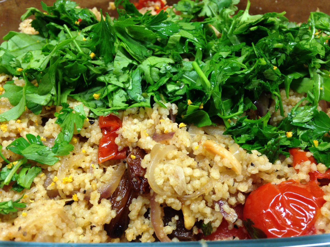 Couscous mit gegrillten Tomaten, karamellisierten Honig Zwiebeln, Sultaninen, gerösteten Mandeln und Arganöl