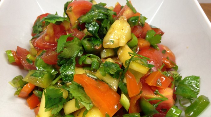Paprika Tomaten Salat mit Mango, Ananas und Koriander