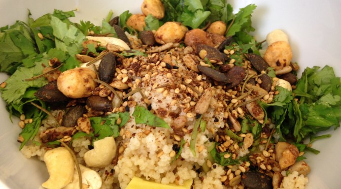 Couscous mit Avocado, Koriander und Dukkah Nüssen