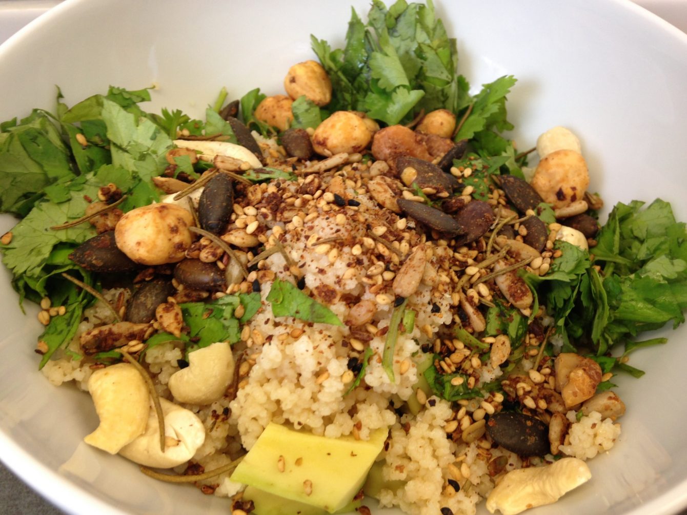 Couscous mit Avocado, Koriander und Dukkah Nüssen