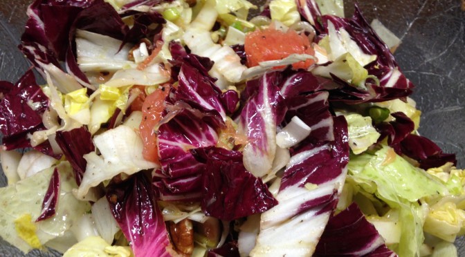 Zuckerhut Salat mit Radicchio, Grapefruit und Pekankerne