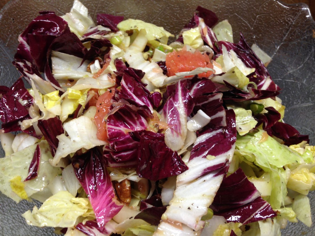 Zuckerhut Salat mit Radicchio, Grapefruit und Pekankerne