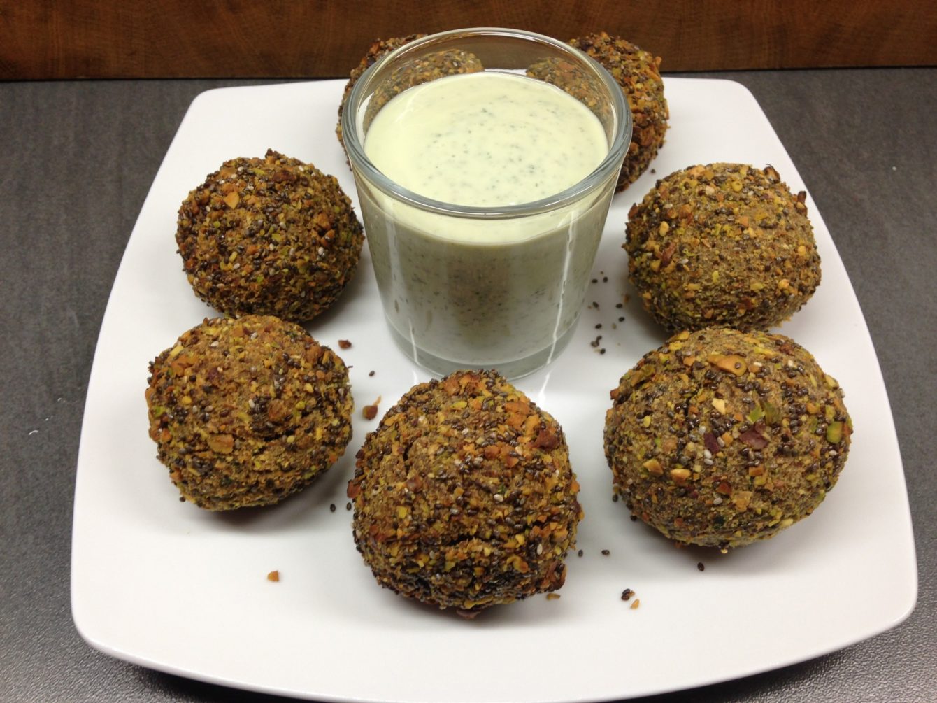 Falafel mit Pistazien und Sesam Minze Joghurt