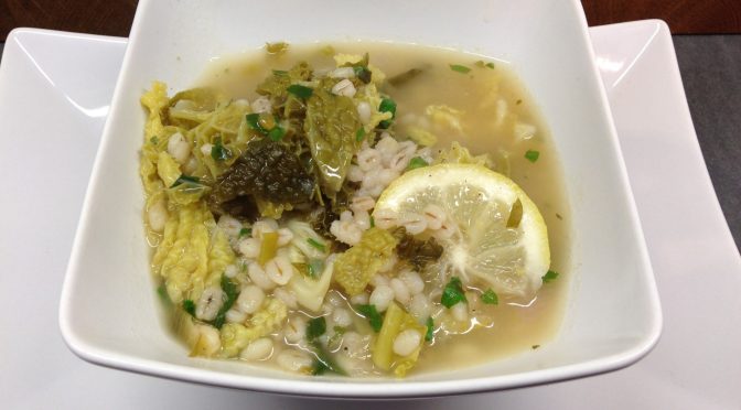 Wirsing Suppe mit Graupen, Zitronen und Ingwer