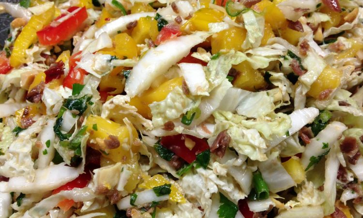 Chinakohlsalat mit Mango, Erdnüssen und Kokos