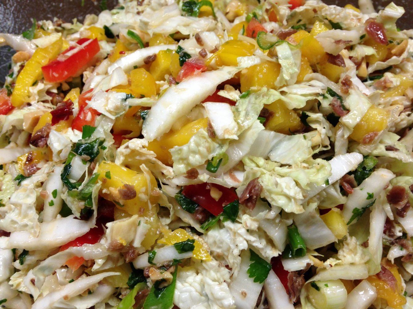 Chinakohlsalat mit Mango, Erdnüssen und Kokos