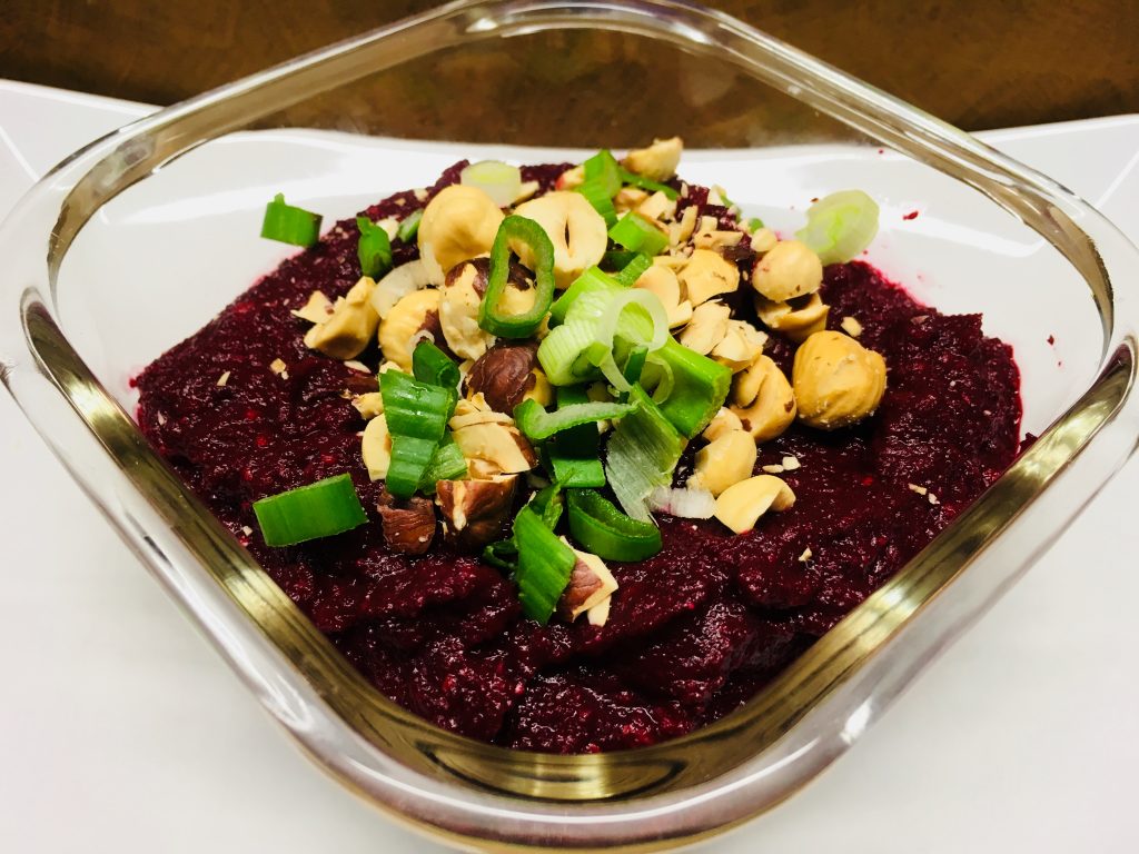 Rote Bete Dip mit Za'atar und gerösteten Haselnüssen